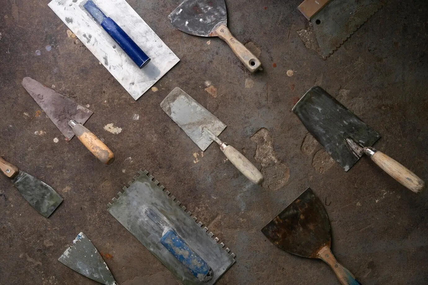 Komposition in Draufsicht mit Maurerbedarf