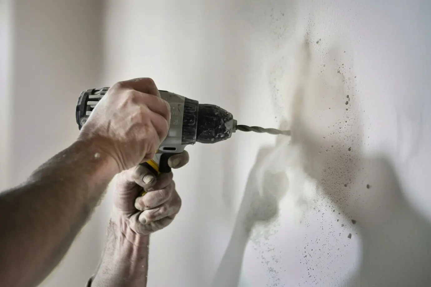 Menschliche Hände bei der Arbeit an einem Do-it-yourself-Projekt.